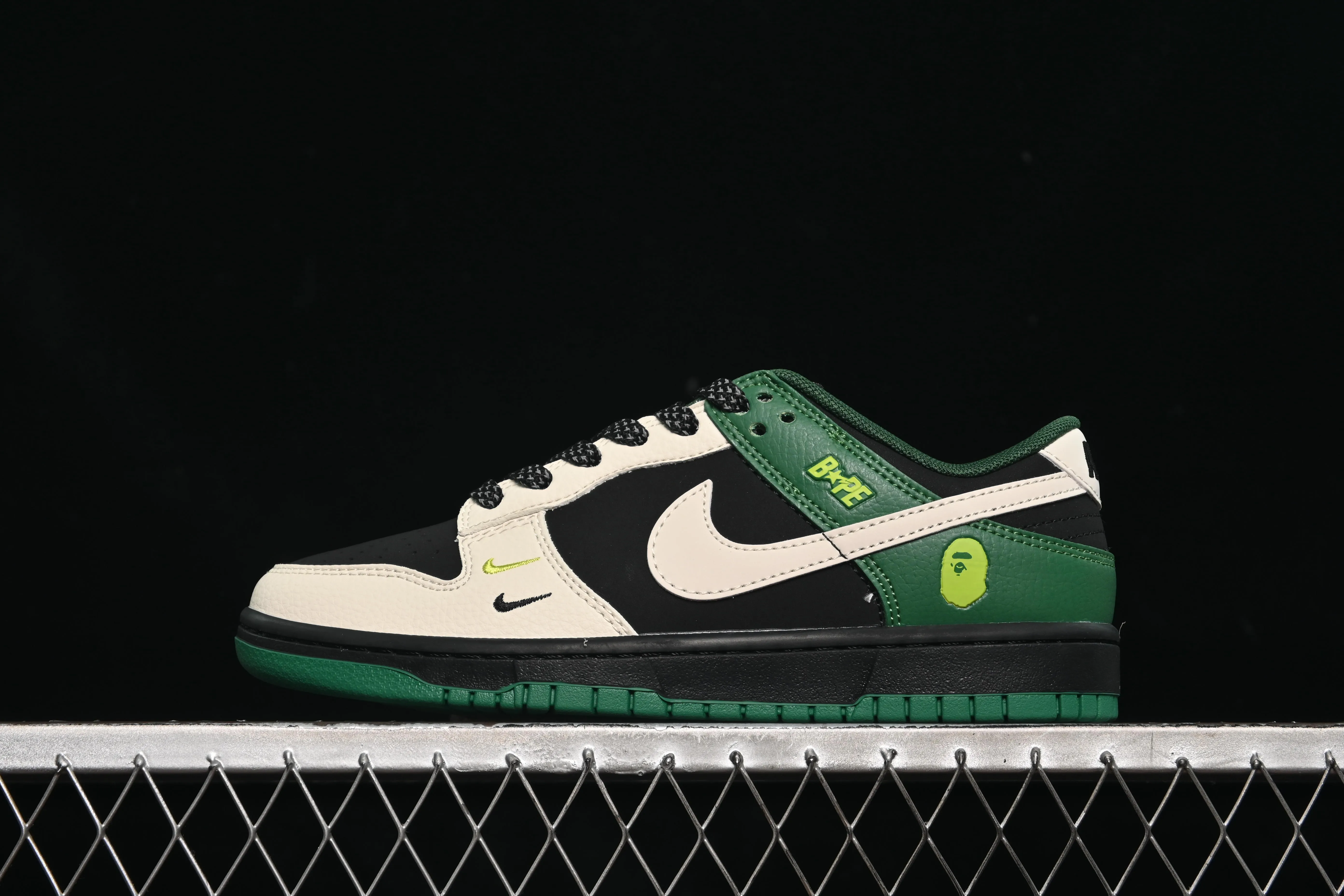 All categories Nk SB Dunk Series Nk SB Dunk Low High-end customized low-top sneakers Nike SB Dunk Low Bape joint beige black and green double hook Anniversary high-end customized low-top casual sneakers QW5836-015